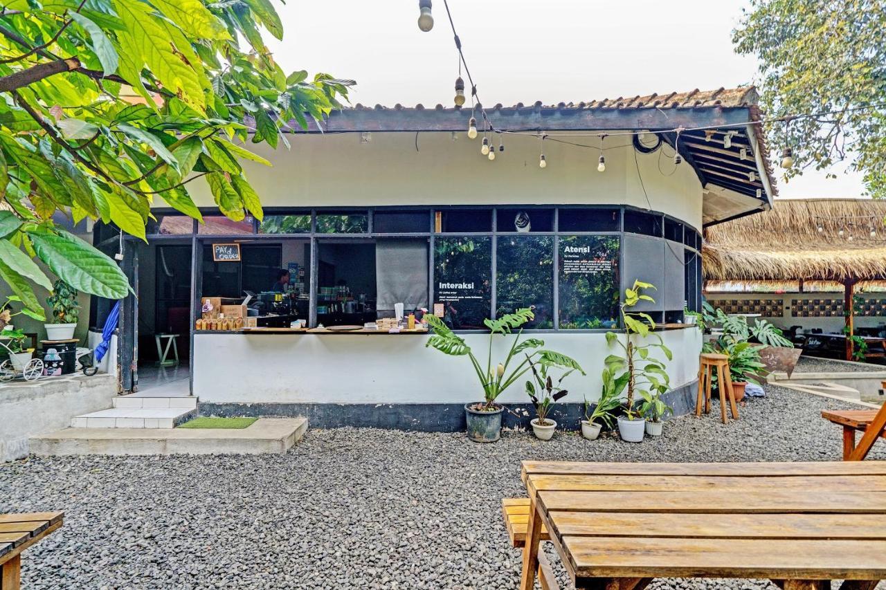 Oyo 92927 Griya Ayu Minahasa Hotel 2*