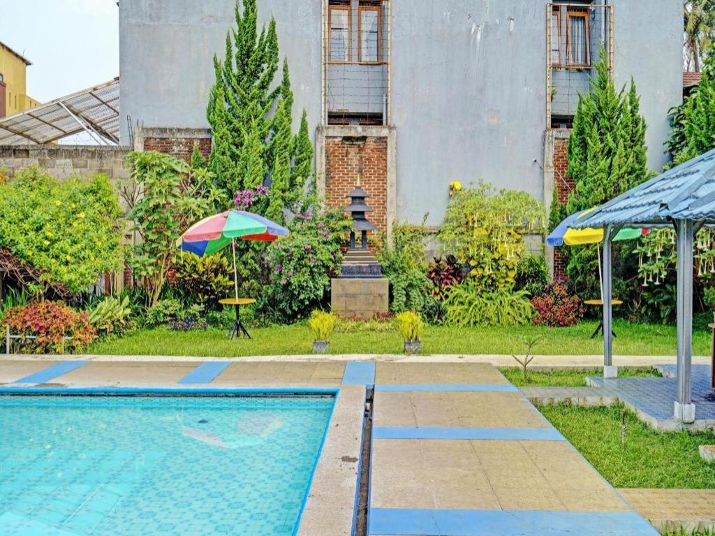 Oyo 92927 Griya Ayu Minahasa 2*